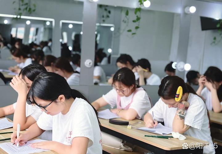 色彩搭配 产品与肤质(不同肤质护理要点  ,化妆品成分基础  ) 卫生